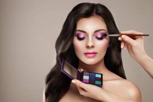 Eyeshadow Palette: Mastering Eye Makeup